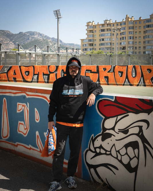 Sweat noir à capuche 26/27