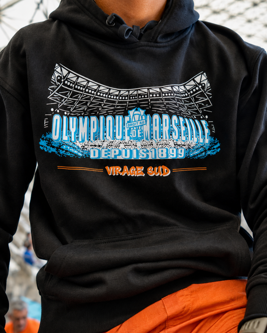 Sweat noir à capuche 26/27